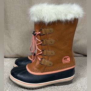 Sorel Joan of Arctic Boots in Tann with Pink Laces in Size 6